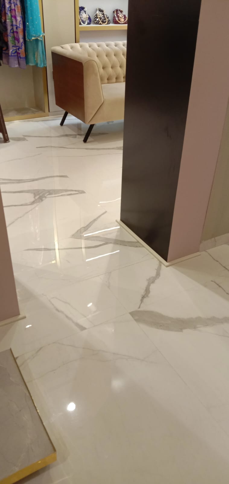 Luxury Marble Floor with Contrast Black Pillar Accent